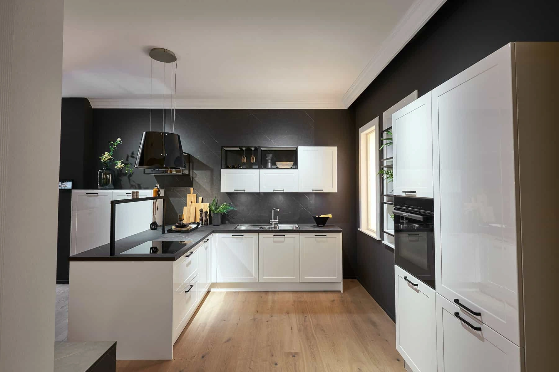 Moderne Küche in Perlgrau und Räuchereiche