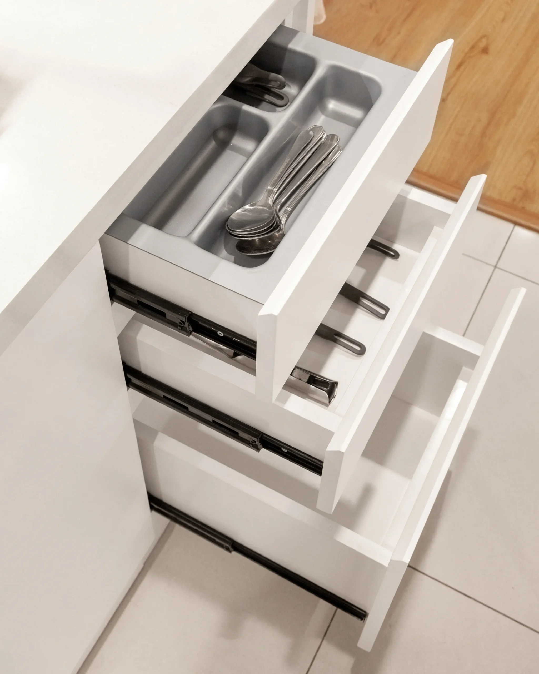 Geordnete Schublade mit Küchenutensilien